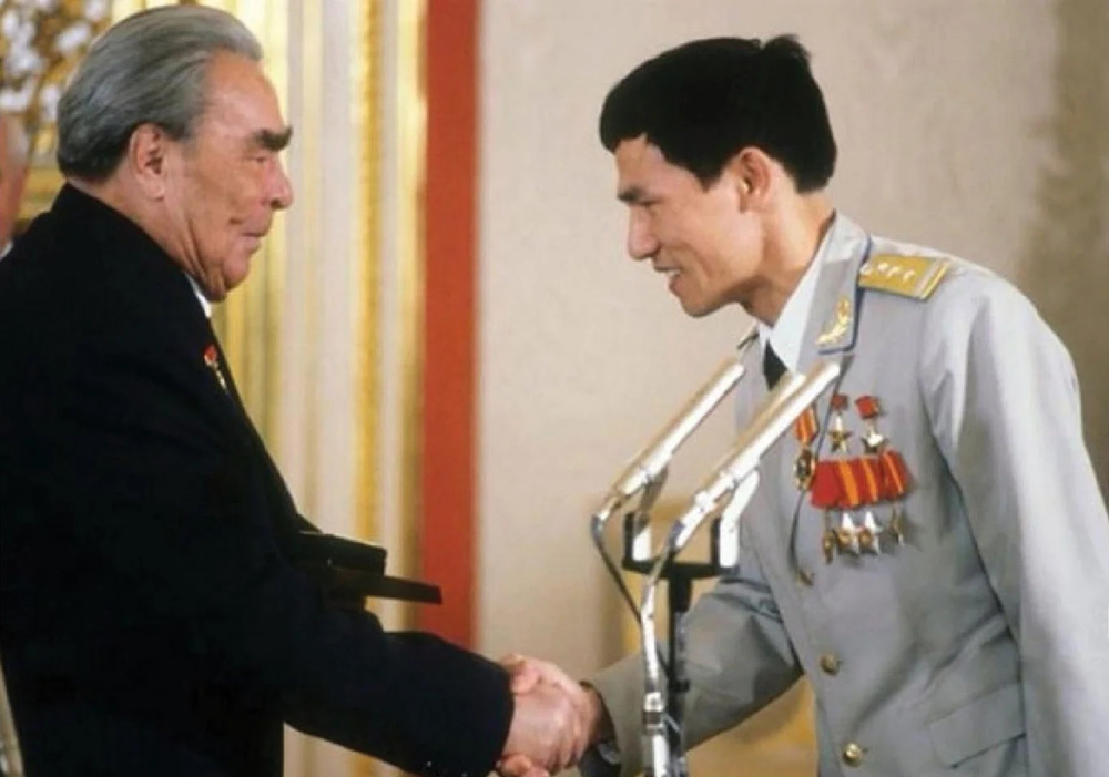 Vị tướng duy nhất Việt Nam 3 lần được phong Anh hùng bởi 2 quốc gia: Phi công bắn rơi máy bay B-52 của Mỹ, người châu Á đầu tiên bay vào vũ trụ - ảnh 4