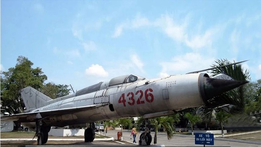 Vị tướng huyền thoại trong lịch sử Không quân nước nhà: 25 tuổi trở thành phi công Việt Nam bắn rơi nhiều máy bay nhất, vinh dự được tặng 9 huy hiệu Bác Hồ - ảnh 3