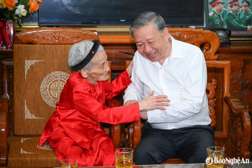 Tổng Bí thư Tô Lâm thăm, tặng quà Mẹ Việt Nam Anh hùng 102 tuổi, có 2 con trai đều là liệt sĩ, cháu nội là Đại tá quân đội - ảnh 2