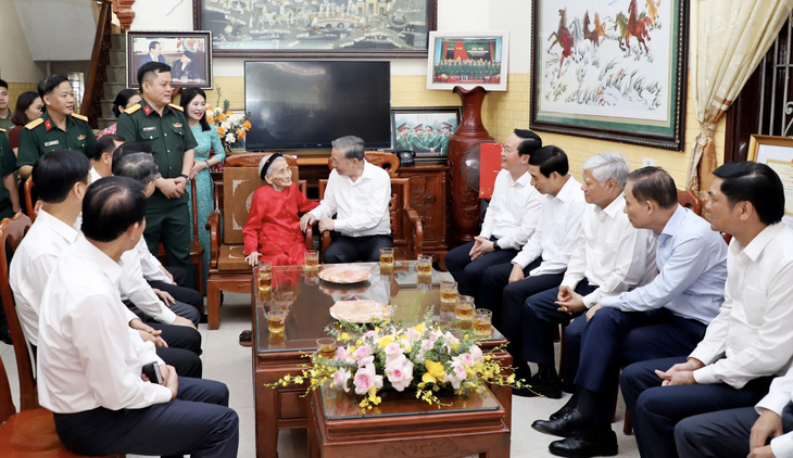 Tổng Bí thư Tô Lâm thăm, tặng quà Mẹ Việt Nam Anh hùng 102 tuổi, có 2 con trai đều là liệt sĩ, cháu nội là Đại tá quân đội - ảnh 1