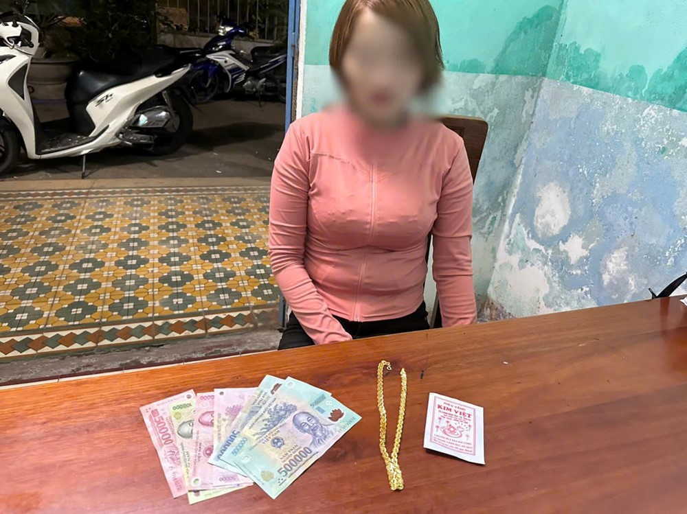 Bà N. đến tiệm vàng 'xem lắc, nhẫn', chủ tiệm lập tức báo công an, bị bắt sau 3 tiếng - ảnh 1