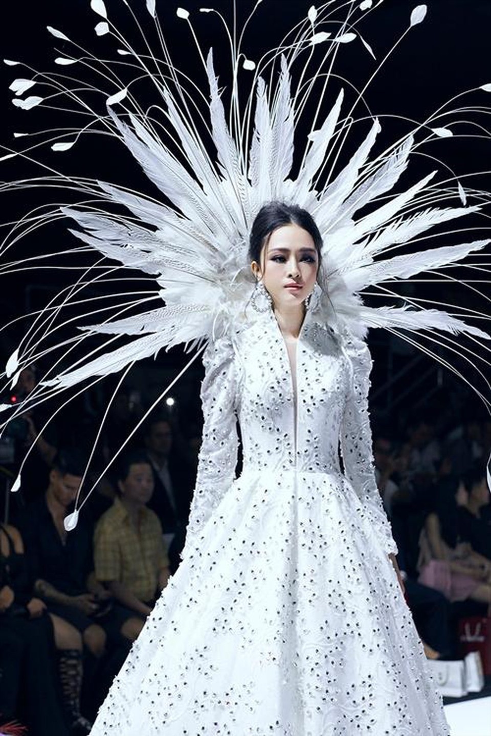 Hoa hậu Việt Nam từng vướng lao lý vì bản ‘hợp đồng tình ái’ 16,5 tỷ: Đăng quang ở tuổi 20, U40 tái xuất showbiz, đảm nhận vai trò mới - ảnh 4