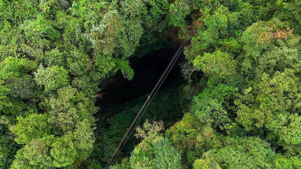 Bí ẩn bên trong hố sụt sâu 250m ẩn mình giữa lòng Di sản thiên nhiên thế giới của Việt Nam, chưa có nổi 10 người từng đặt chân xuống đáy - ảnh 1