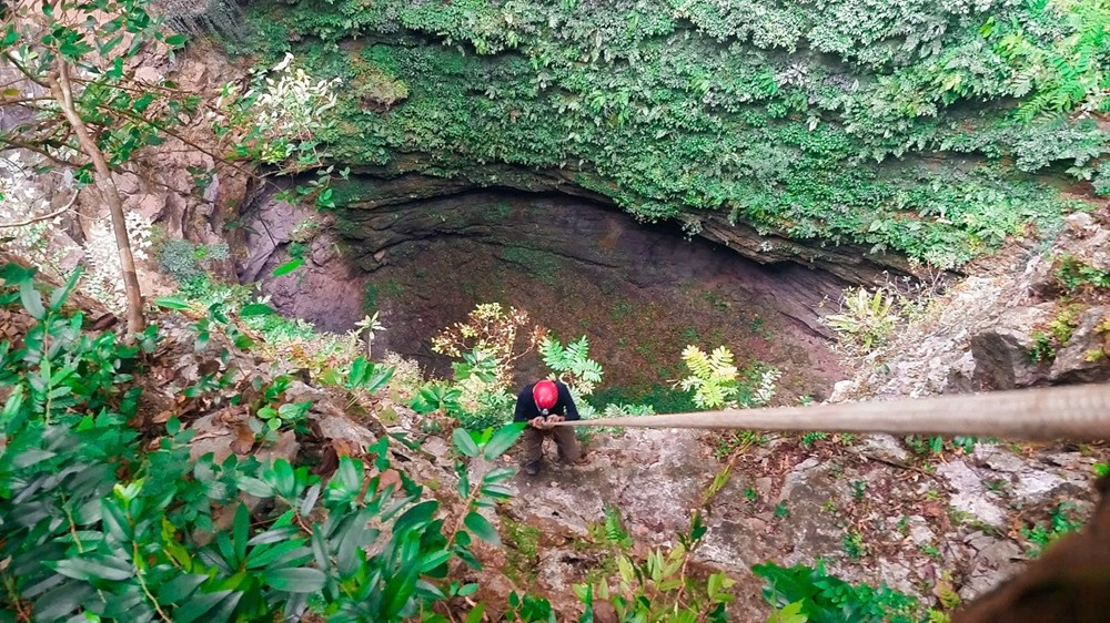 Bí ẩn bên trong hố sụt sâu 250m ẩn mình giữa lòng Di sản thiên nhiên thế giới của Việt Nam, chưa có nổi 10 người từng đặt chân xuống đáy - ảnh 2