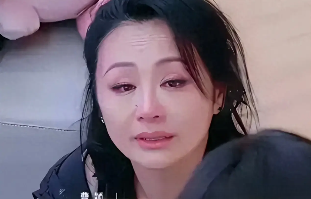 ‘Nữ thần tuổi thơ’ từng kiếm hàng nghìn tỷ đồng nhờ livestream tuyên bố mắc ung thư, khóc nức nở trên sóng trực tiếp - ảnh 1