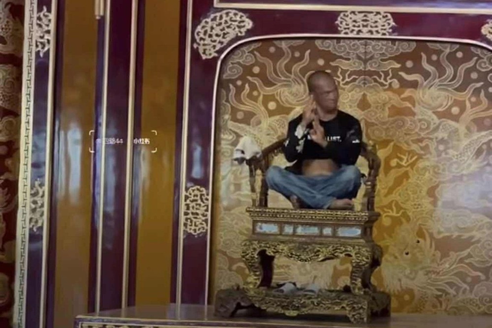 Bảo vật quốc gia - Ngai vàng duy nhất còn lại ở Việt Nam vừa bị khách tham quan bẻ gãy thành nhiều khúc - ảnh 1