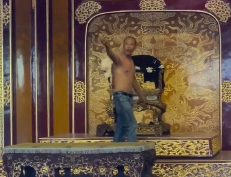 Bảo vật quốc gia - Ngai vàng duy nhất còn lại ở Việt Nam vừa bị khách tham quan bẻ gãy thành nhiều khúc - ảnh 2