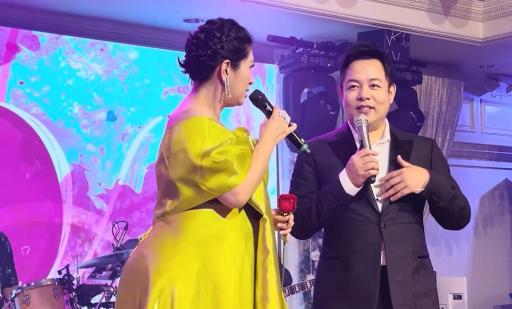 Ca sĩ Hồng Nhung lộ bụng bầu tháng thứ 8 khi đang diễn tại Mỹ - ảnh 1