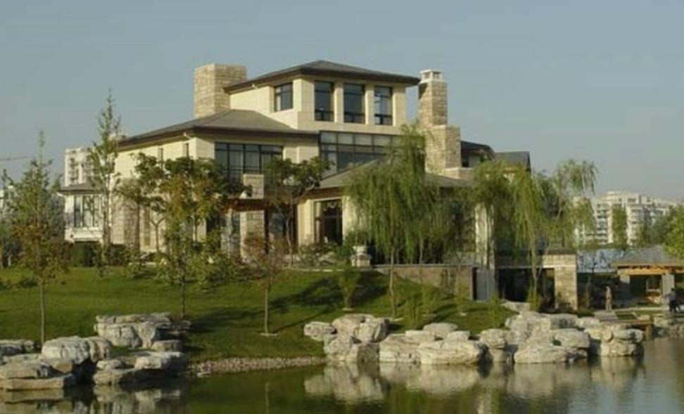 Tịch thu 4.600 tỷ đồng tiền mặt giấu ở khe tường, trần và sàn biệt thự thuộc sở hữu của một Tổng Giám đốc - ảnh 1