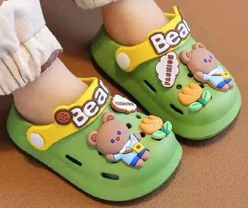 Tìm thấy lượng chất độc vượt ngưỡng 509 lần cho phép, có thể gây ung thư trong loại dép nhựa trẻ em bán chạy nhất sàn TMĐT, các bậc phụ huynh lưu ý! - ảnh 1