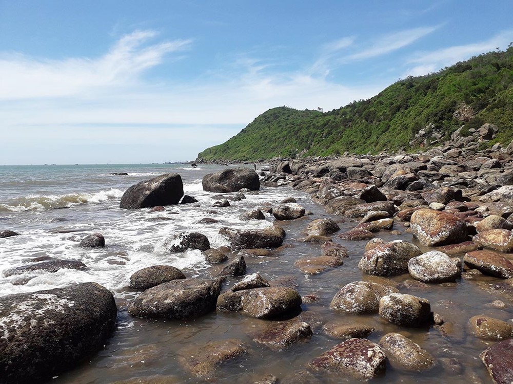 Phát hiện bãi biển hoang sơ đẹp không kém Lý Sơn, Phú Quốc, cách Hà Nội chỉ hơn 3 tiếng lái xe - ảnh 2