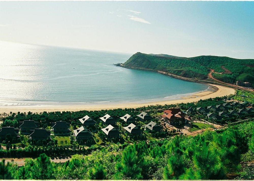 Bãi biển hoang sơ có khung cảnh 'vừa Đà Lạt, vừa Vũng Tàu' nhất định du khách nên khám phá trong mùa hè này, cách Hà Nội chỉ hơn 280km - ảnh 1