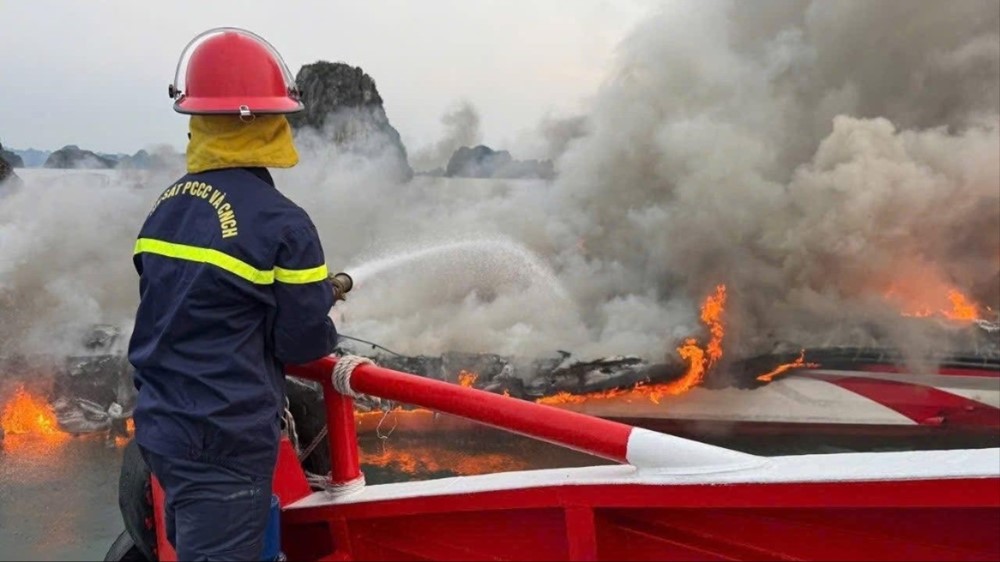 Tàu du lịch chuyên chạy tuyến cảng Ao Tiên – Quan Lạn bất ngờ bốc cháy giữa biển - ảnh 2
