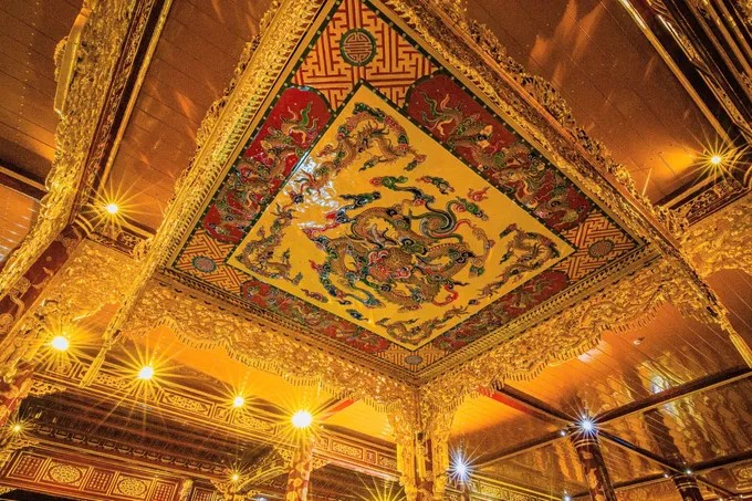 Ngôi điện nổi tiếng Việt Nam sử dụng tới 20.000 lá vàng để trang trí, tiếp tục được dát thêm 300 lượng vàng trong lần trùng tu gần đây - ảnh 2