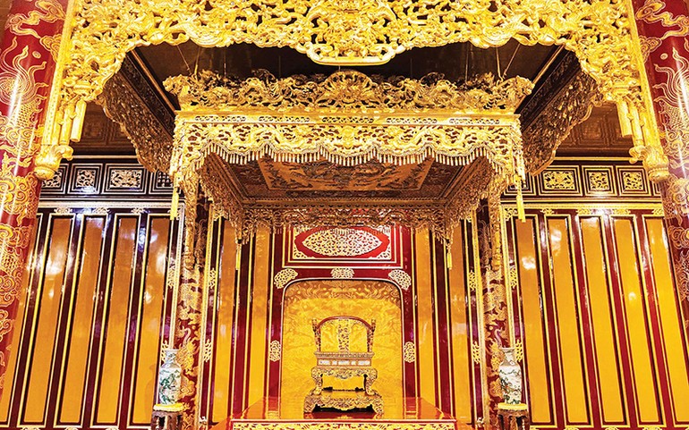 Ngôi điện nổi tiếng Việt Nam sử dụng tới 20.000 lá vàng để trang trí, tiếp tục được dát thêm 300 lượng vàng trong lần trùng tu gần đây - ảnh 3