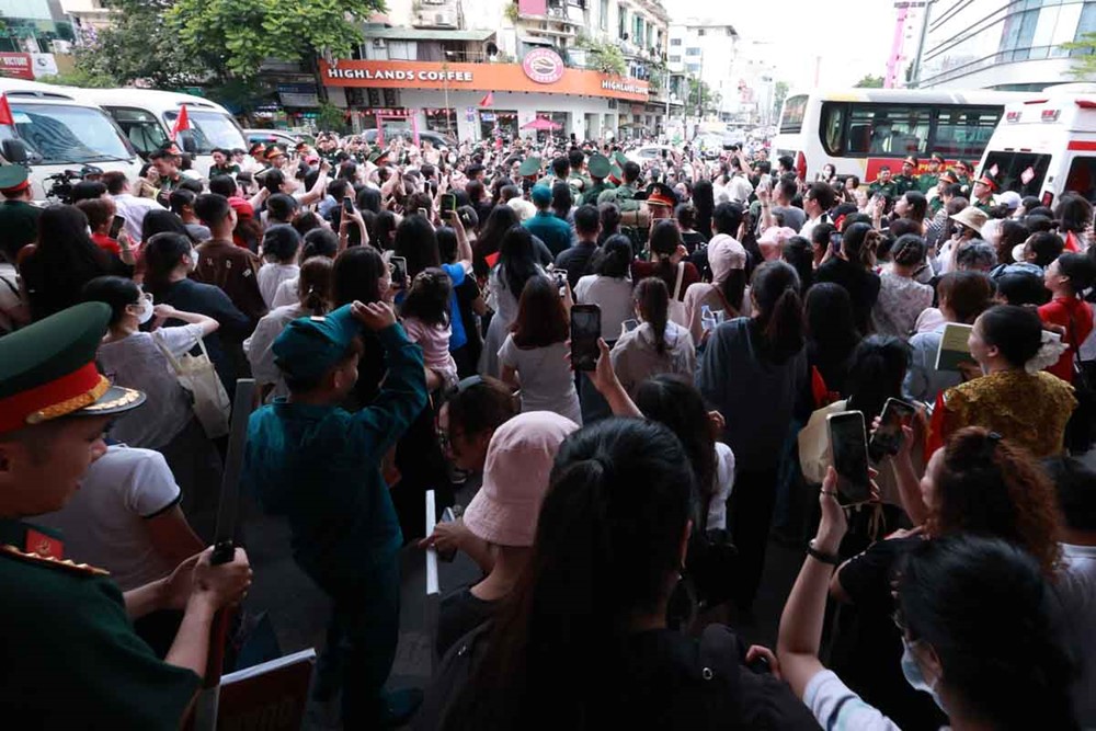 Hiện tượng 'săn đón' Thượng úy Lê Hoàng Hiệp như ngôi sao giải trí: Sự mến mộ đang dần trở nên phản cảm - ảnh 1