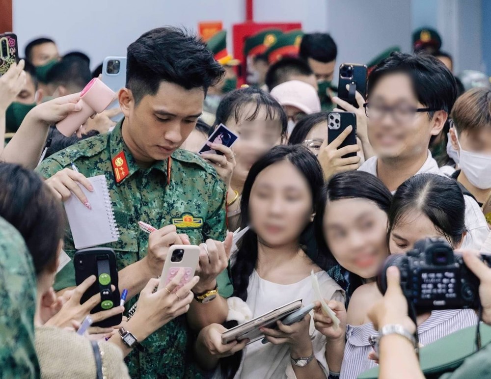 Hiện tượng 'săn đón' Thượng úy Lê Hoàng Hiệp như ngôi sao giải trí: Sự mến mộ đang dần trở nên phản cảm - ảnh 4