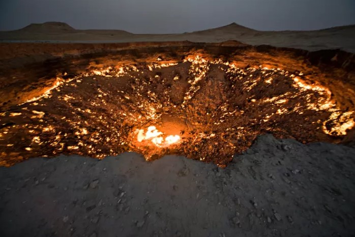 Giải mã ‘Cổng Địa Ngục’ cháy suốt 53 năm không tắt: Lời nguyền nhân tạo bắt đầu từ 1 mũi khoan giữa lòng sa mạc - ảnh 1