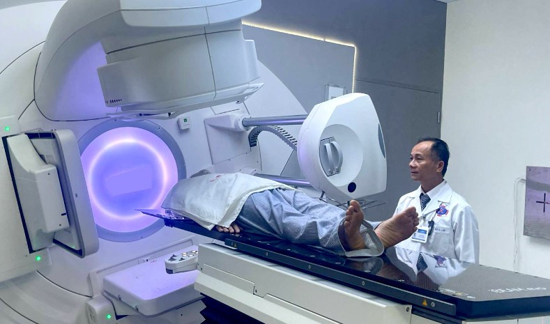 Việt Nam chính thức vận hành máy xạ trị 100 tỷ, bệnh nhân ung thư 'thoát cảnh' xếp hàng chờ đợi, điều trị đêm? - ảnh 2