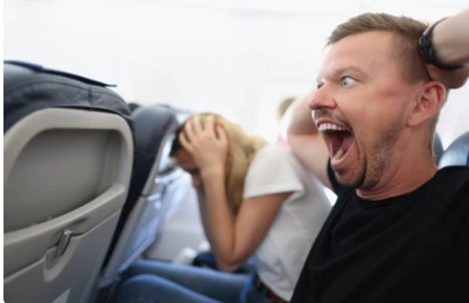 Nữ du khách Trung Quốc gây náo loạn sân bay, lăn lộn, la hét vì bị thu phí hành lý quá khổ - ảnh 2