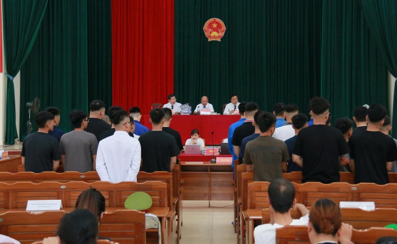 37 thanh niên từ 16-18 tuổi ra hầu tòa - ảnh 1