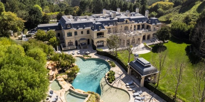 Một ngôi sao truyền hình vừa ‘tậu’ siêu biệt thự trị giá hơn 1.600 tỷ đồng  - ảnh 1