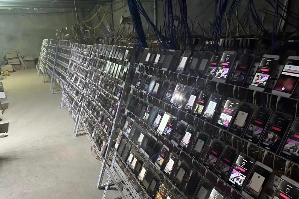 Huy động 210 cảnh sát theo dõi hoạt động bất thường trong căn nhà cũ, thu giữ 26.000 điện thoại di động cùng 32 tỷ đồng, bắt 24 nghi phạm có liên quan - ảnh 2