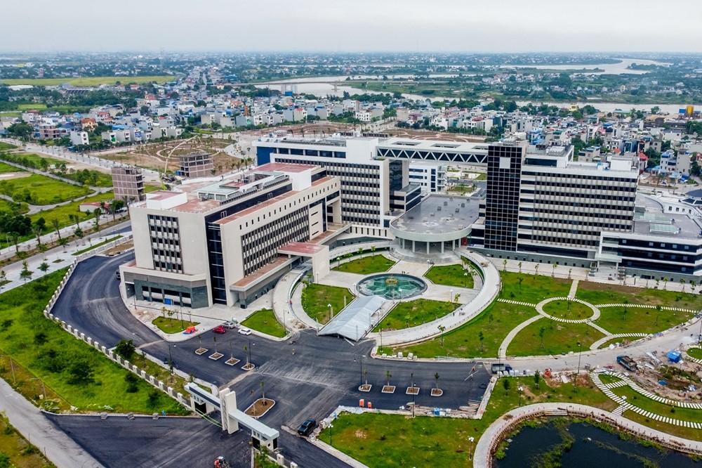 Miền Bắc Việt Nam chính thức vận hành bệnh viện hơn 1.700 tỷ đồng, có sân đỗ trực thăng riêng sau gần 2 thập kỷ thi công - ảnh 1