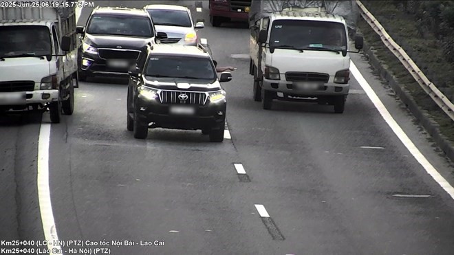 Khởi tố, cấm 1 tài xế ô tô đi khỏi nơi cư trú - ảnh 1