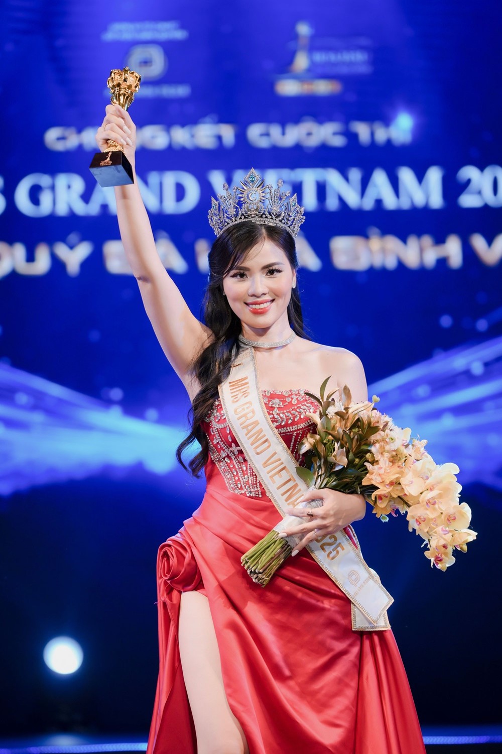 Nữ Thạc sĩ vừa đăng quang hoa hậu, đang công tác tại Bộ Khoa học và Công nghệ, chồng từng là một trong ba Giáo sư trẻ nhất Việt Nam - ảnh 1