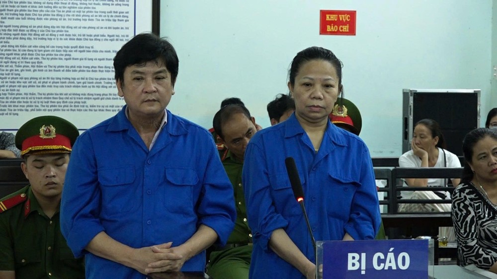 Chính thức tuyên phạt vợ chồng ông chủ một tiệm vàng 27 năm tù - ảnh 1