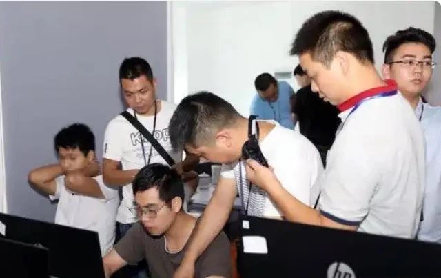 Bắt gần 400 người, phong tỏa hơn 155 tỷ, thu giữ khoảng 1.000 thiết bị điện tử sau khi khám xét trụ sở công ty công nghệ - ảnh 1