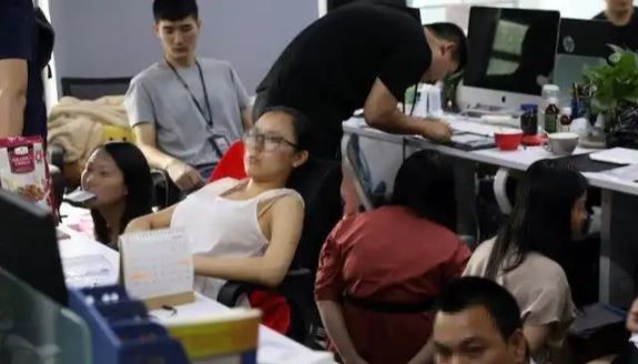 Bắt gần 400 người, phong tỏa hơn 155 tỷ, thu giữ khoảng 1.000 thiết bị điện tử sau khi khám xét trụ sở công ty công nghệ - ảnh 2