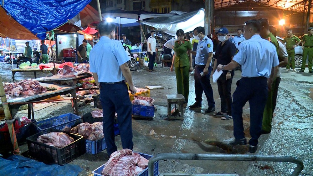 Kiểm tra khẩn cấp trong đêm, tạm giữ Lê Văn Tươi, tịch thu 5.300kg thịt dương tính với dịch tả lợn châu Phi - ảnh 5