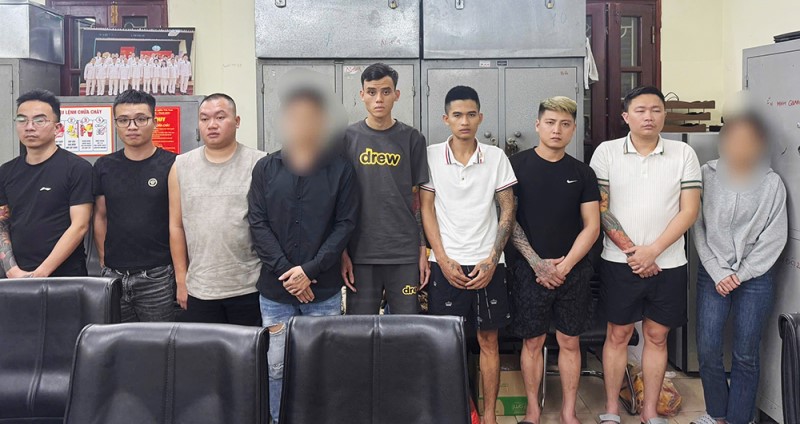 Đột kích quán karaoke, bắt 8 người, giải cứu 52 nhân viên - ảnh 1