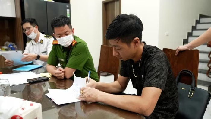 Kiểm tra khẩn cấp trong đêm, tạm giữ Lê Văn Tươi, tịch thu 5.300kg thịt dương tính với dịch tả lợn châu Phi - ảnh 2