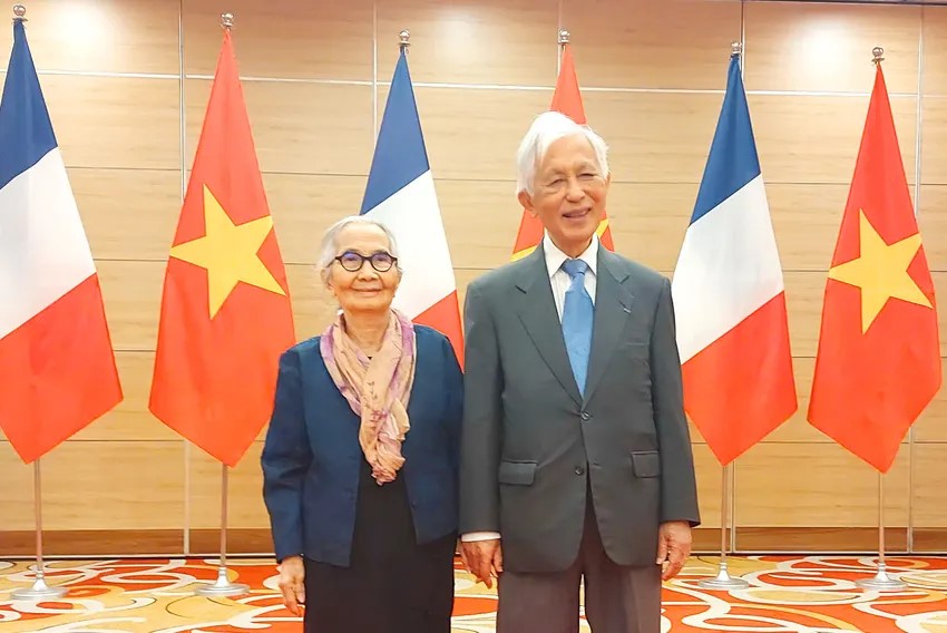 Hai vợ chồng giáo sư Việt Nam vừa được Tổng thống Emmanuel Macron thăng cấp huân chương cao quý bậc nhất nước Pháp - ảnh 2