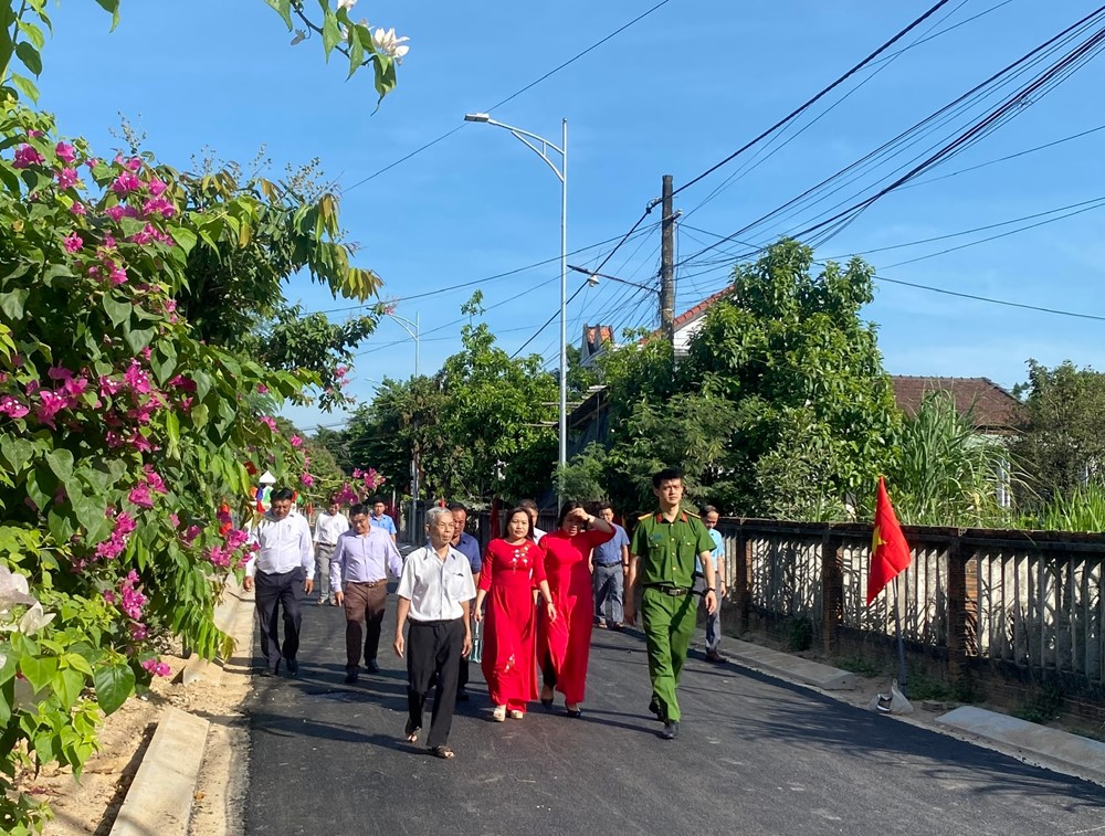 Tuyến đường dẫn vào nhà Mẹ Việt Nam Anh hùng Nguyễn Thị Thứ sẵn sàng đón khách - ảnh 1