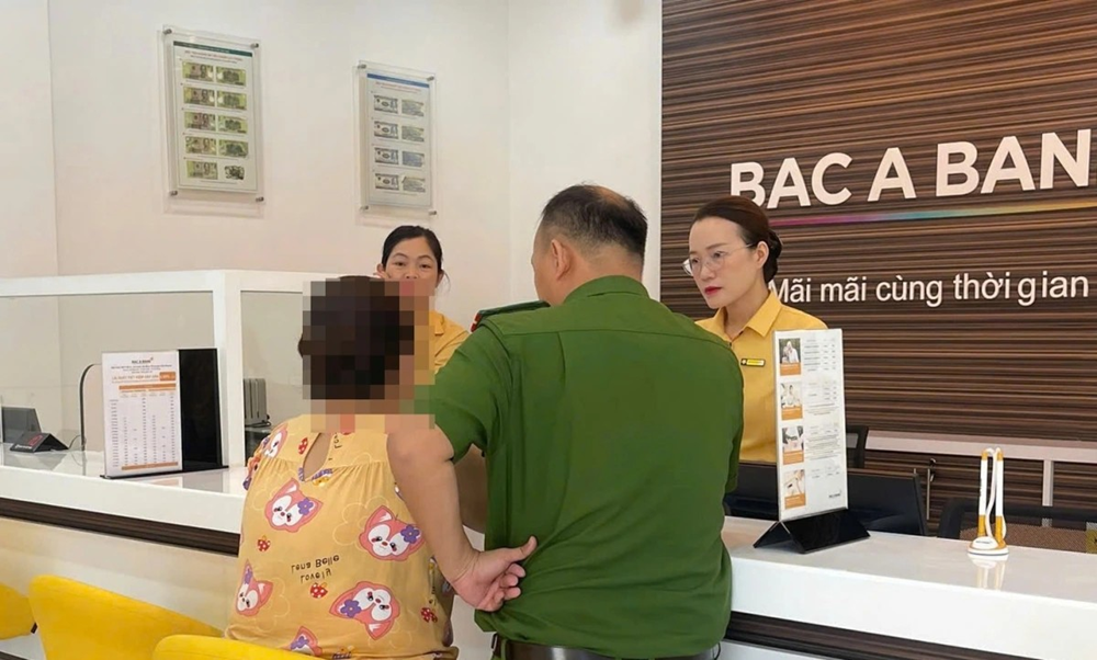Chị Y. đến ngân hàng chuyển 100 triệu, nhân viên Bac A Bank không thực hiện giao dịch, lập tức báo công an  - ảnh 1