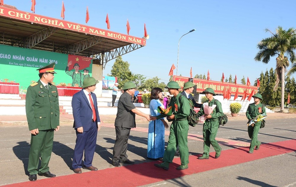 Bộ Quốc phòng phản hồi việc xem xét tạm hoãn nghĩa vụ quân sự đối với công dân vừa tốt nghiệp THPT - ảnh 2