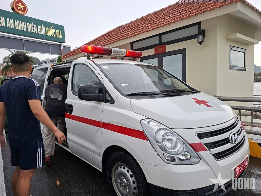 Đắm tàu chở hơn 50 người trên Vịnh Hạ Long, lực lượng cứu hộ khẩn cấp vào cuộc - ảnh 3