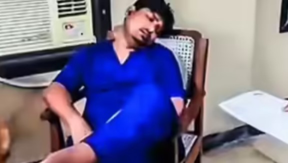 Bệnh nhân tử vong trong phòng cấp cứu vì bác sĩ trực đêm ngủ gật, đoạn video ghi lại tất cả - ảnh 1