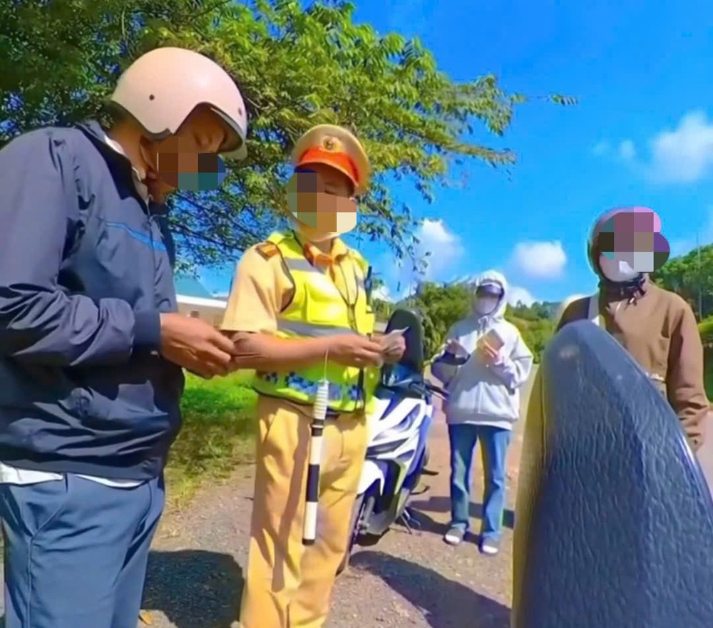 Quyết định cho ra khỏi lực lượng đối với cán bộ CSGT nói người điều khiển phương tiện “Mồm ông thối cũng lên…”  - ảnh 1