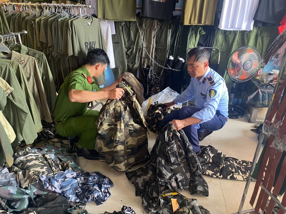 Người dân có thể phạt đến 75 triệu đồng nếu mua bán trái phép loại trang phục này - ảnh 1