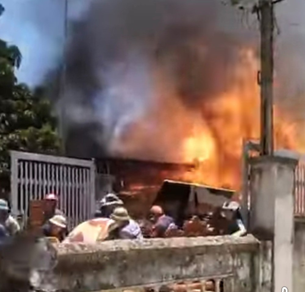 5 căn nhà gỗ quý giá 7 tỷ cháy thành than, chủ nhân ngất xỉu - ảnh 4