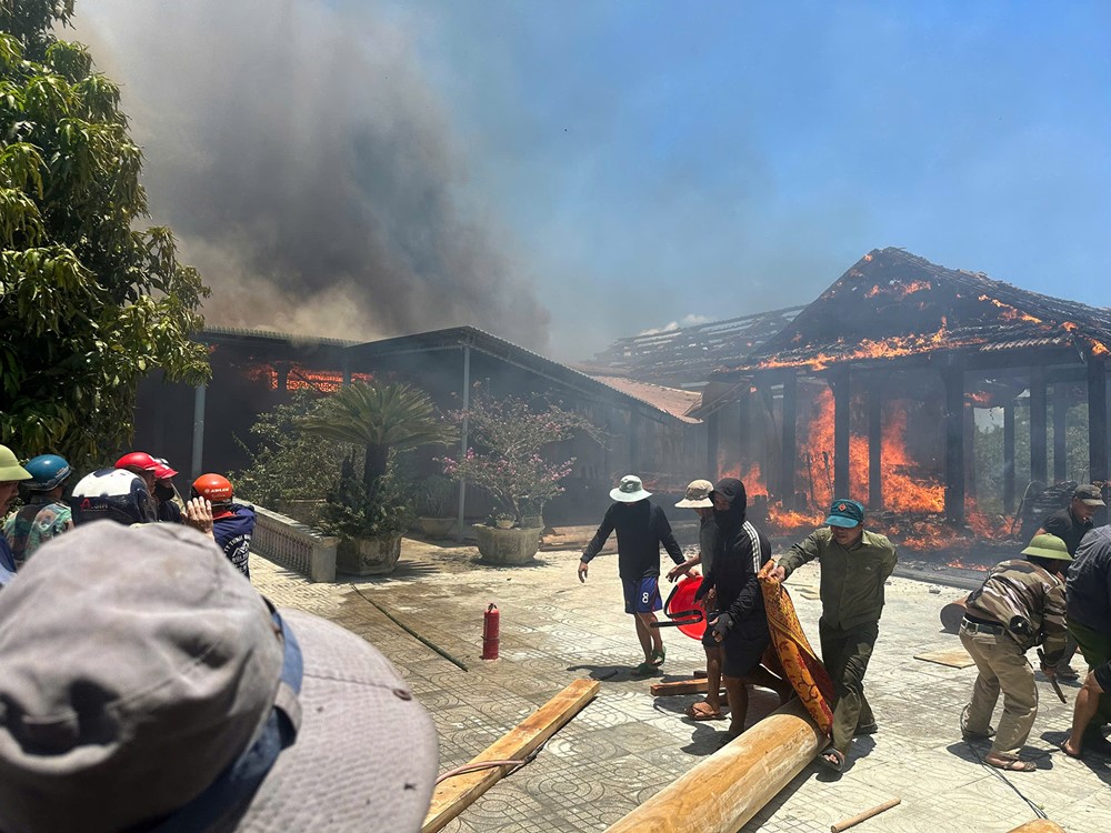 5 căn nhà gỗ quý giá 7 tỷ cháy thành than, chủ nhân ngất xỉu - ảnh 1