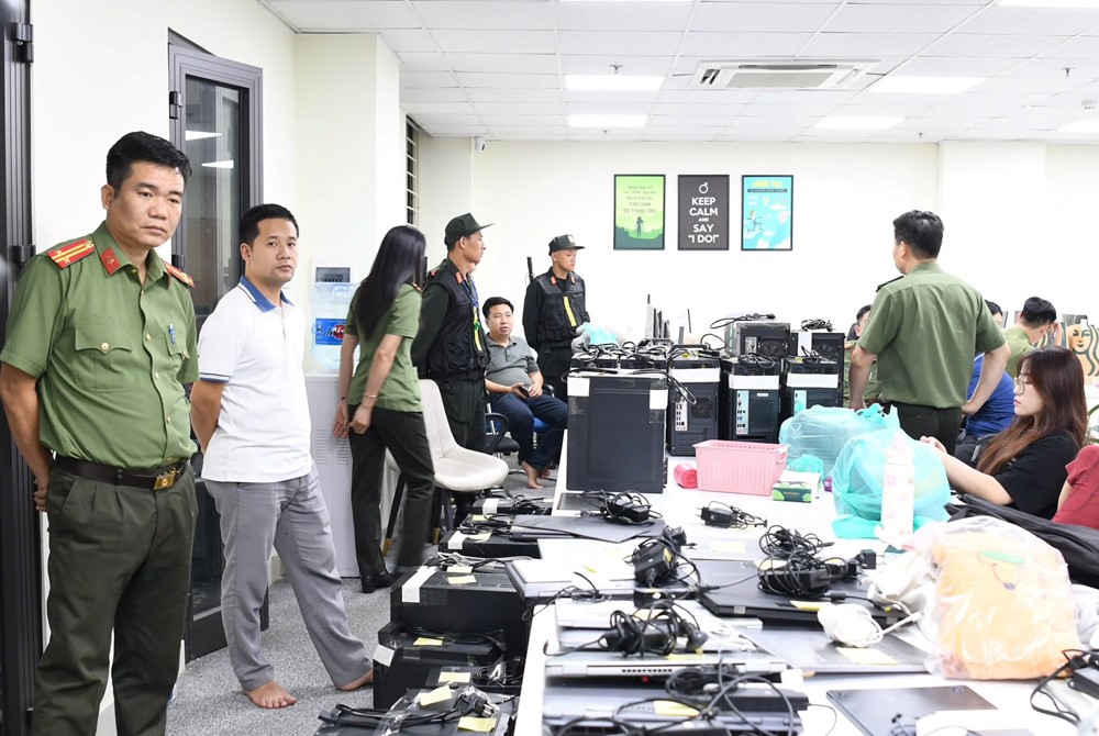 Khám xét khẩn cấp 1 công ty, khởi tố 20 người, tịch thu 800 tỷ trong đường dây lừa đảo tiền ảo - ảnh 2