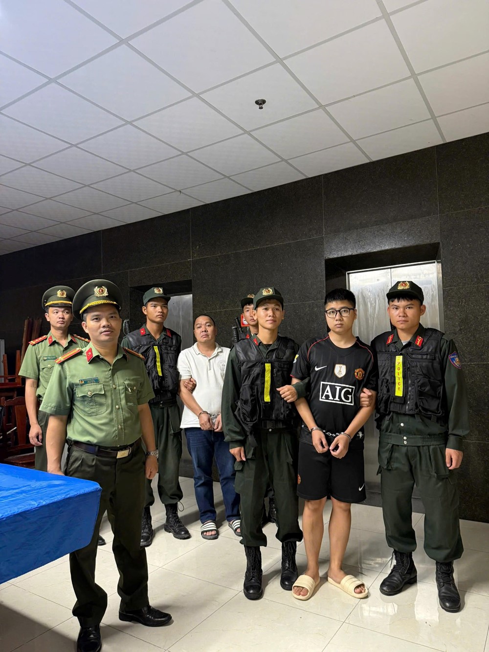 Khám xét khẩn cấp 1 công ty, khởi tố 20 người, tịch thu 800 tỷ trong đường dây lừa đảo tiền ảo - ảnh 4