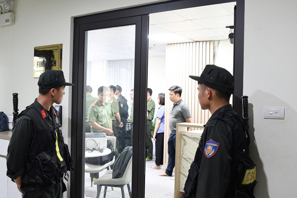 Khám xét khẩn cấp 1 công ty, khởi tố 20 người, tịch thu 800 tỷ trong đường dây lừa đảo tiền ảo - ảnh 1