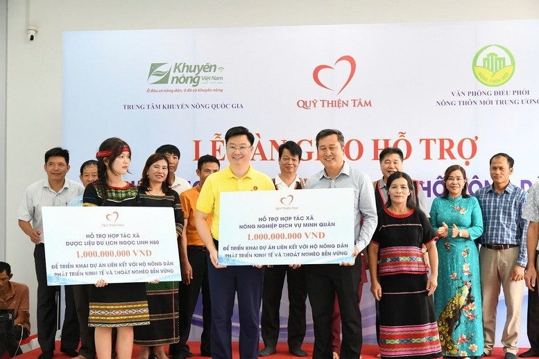 Quỹ từ thiện phi lợi nhuận của ông Phạm Nhật Vượng đón nhận Huân chương Lao động hạng Nhất - ảnh 3